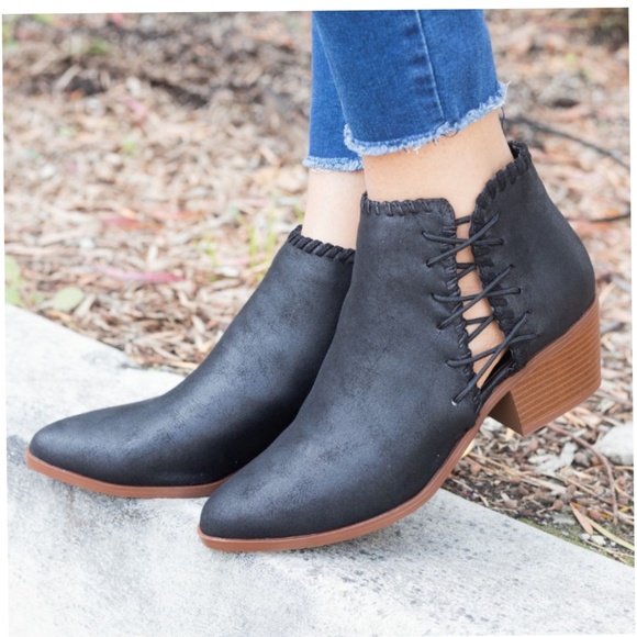 Shoes - 💖6, 💖Black Whipstitch On Bootie